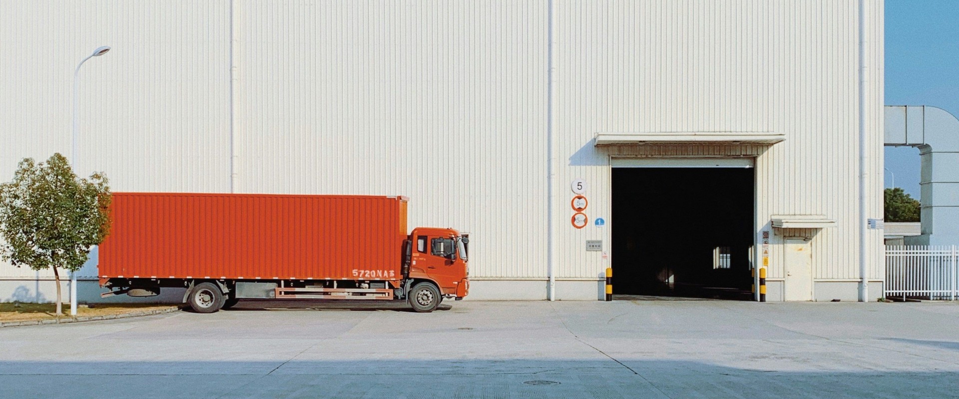 Understanding the Key Differences Between LTL and FTL Shipping in Freight Transportation